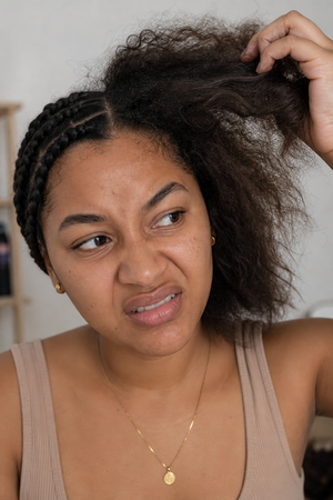 Tes cheveux ne poussent pas ? Et si le vrai problème, c'était la casse